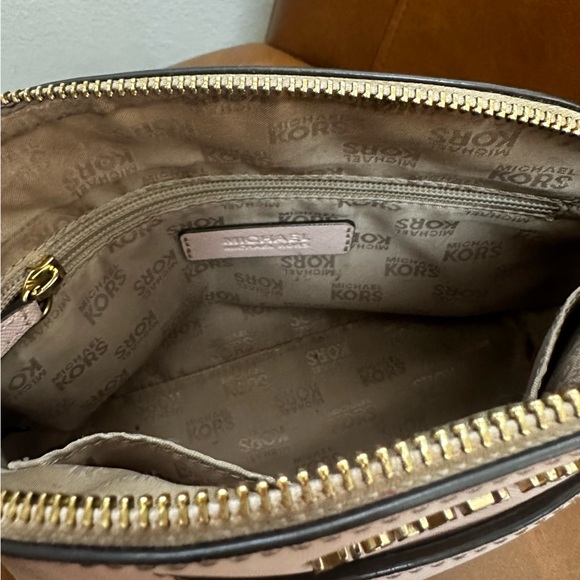 Michael Kors Jet Set Travel Medium Dome Crossbody Bag in Powder Blush - Picture 5 of 6